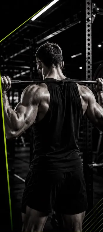 OMA FIT ekibinden bir antrenör, halter barıyla sırt ve omuz çalışırken